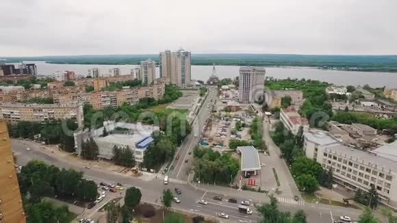 德隆飞越萨马拉市到伏尔加河小正统教堂和现代化的房屋多云视频的预览图