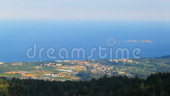 从塔塔利山到海洋和三个岛屿的景观潜水区顶景视频的预览图