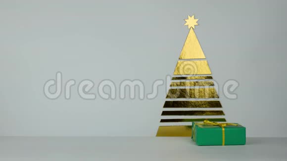 绿色礼物包下一个时尚的金色圣诞树停止运动视频的预览图