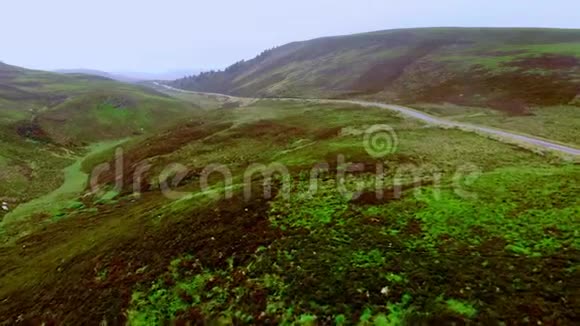 穿过苏格兰高地的寂寞之路典型的风景视频的预览图