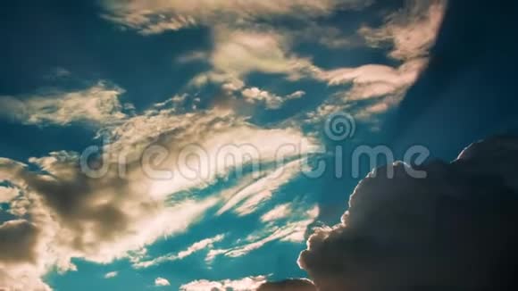 时光流逝夏日戏剧性的云彩飞过明亮的蓝天视频的预览图