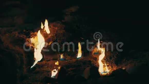 奇梅拉山上天然气甲烷燃烧奇默拉火视频的预览图