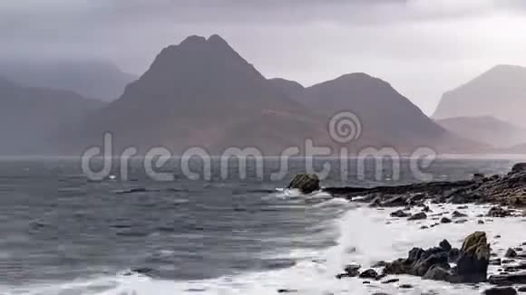 在库莱德港的埃尔戈尔海滩上在斯卡瓦伊湖苏格兰高地斯凯岛的云层下有红翠林山脉视频的预览图