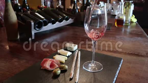 验酒水晶杯红酒奶酪吧台背景酒杯和奶酪盘视频的预览图