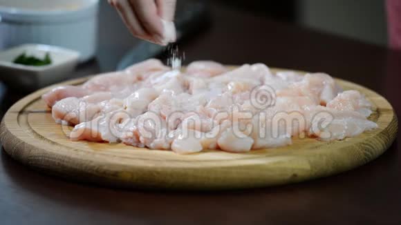 女厨师用海盐撒鲜鸡片视频的预览图