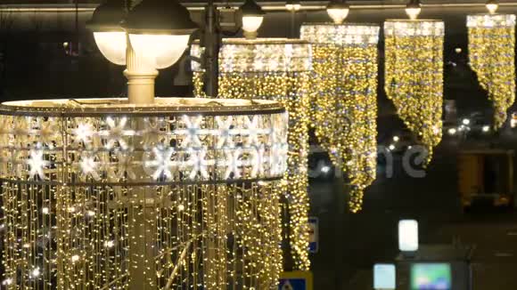 喜庆的室外照明街道为新年装饰特写镜头视频的预览图