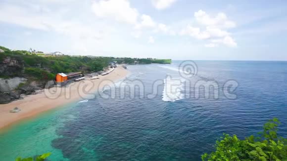 从巴厘岛的海洋悬崖俯瞰美景视频的预览图