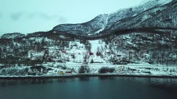 空中无人机全景峡湾森林和山脉挪威视频的预览图