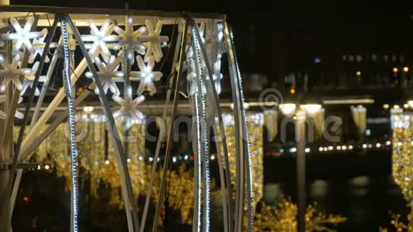 街道照明的碎片节日装饰的城市在晚上视频的预览图