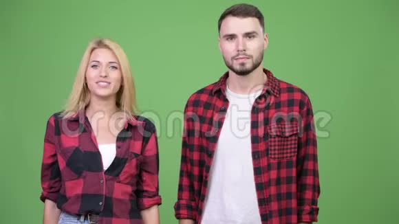 年轻女子把年轻男子介绍在一起视频的预览图