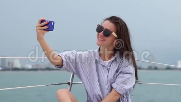 女人在游艇上度假时拍自画像视频的预览图