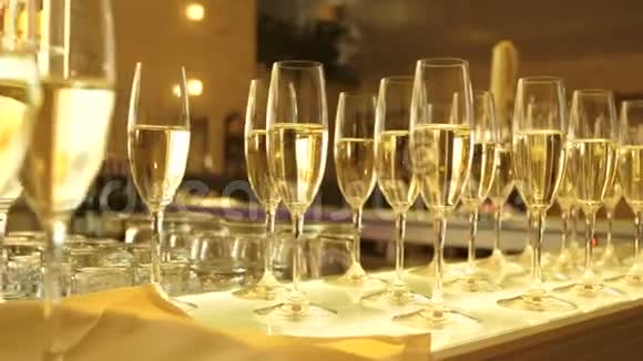 巴加托酒杯与香槟在活动中的餐厅是两排视频是特写的视频的预览图