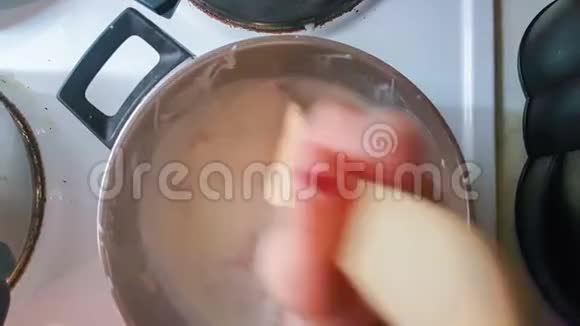 孩子煮意大利面条用的卡拉酱视频的预览图