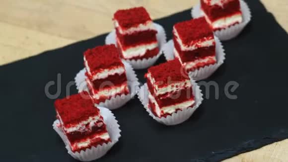 蛋糕片节日甜点派对活动生日婚礼糖果它由奶油面团和浆果组成视频的预览图