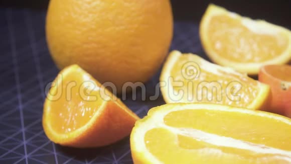 摄像机在柑橘类水果和饮料瓶中的慢动作视频的预览图