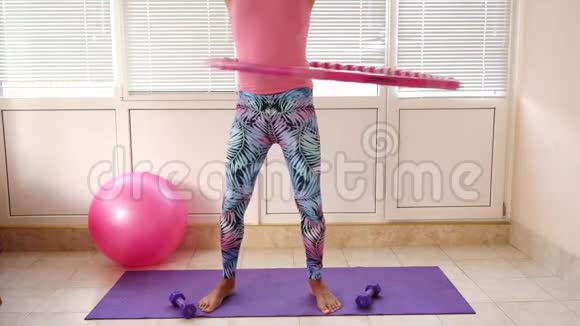 一个穿着粉红色T恤和蓝色紧身裤的顽皮帅哥正在从事一个女孩的健身活动慢动作视频的预览图