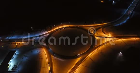 夜间环道空中冬景4K视频的预览图