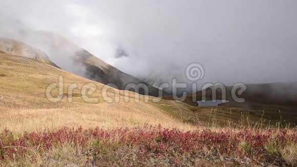 厚厚的云层覆盖了科鲁迪湖附近高加索山脉的一座山丘乌什巴关附近的上斯瓦内蒂梅斯蒂亚视频的预览图