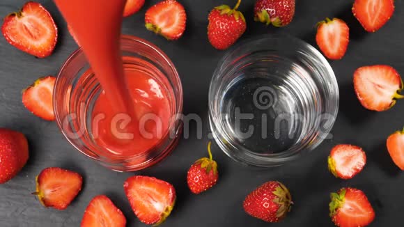 新鲜的草莓冰沙在玻璃杯中流动准备饮用视频的预览图