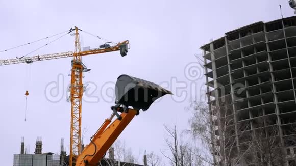 建筑施工期间施工设备挖掘机和移动式起重机视频的预览图