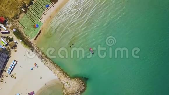 带度假酒店和游泳池的无人机景观蓝大海和沙岸夏季附近航行的空中景观海船视频的预览图