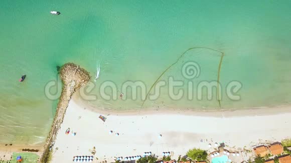 热带岛屿上的蓝海和沙滩有度假酒店和游泳池空中景观航海船视频的预览图