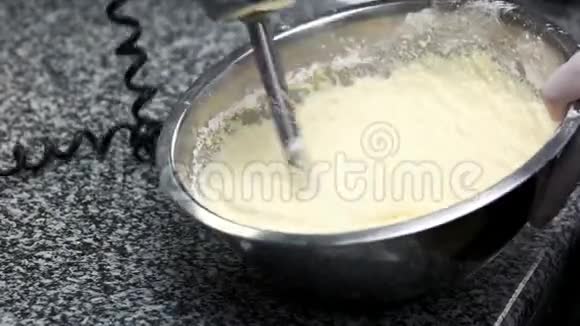 液体奶油面团搅拌视频的预览图