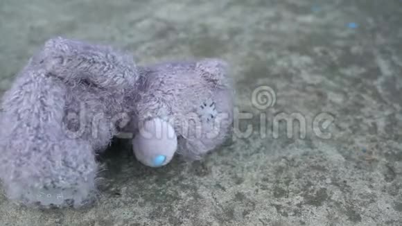 废弃毛绒玩具灰色泰迪熊坠落灰色背景孤独概念童年回忆视频的预览图