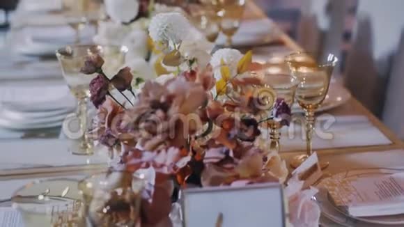 婚礼餐桌上装饰着鲜花的中间斜角镜头视频的预览图