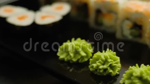 日本美食品尝手拿寿司芥末视频的预览图