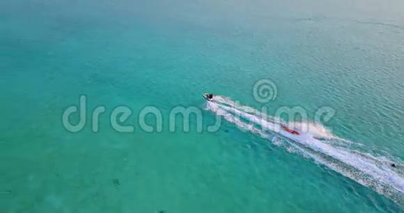 V03499无人驾驶飞机在阳光明媚的热带天堂岛上的马尔代夫白色沙滩上观看蓝天大海视频的预览图