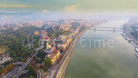 空中镜头显示匈牙利布达佩斯城堡山多瑙河附近的历史布达城堡视频的预览图