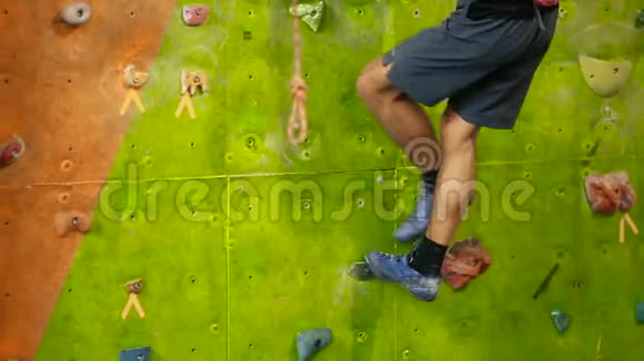 专业攀岩者特写的腿从一条线索移动到另一条线索视频的预览图
