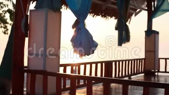 日落在海滩上伍德凉亭在海滩上泰国1920x1080视频的预览图