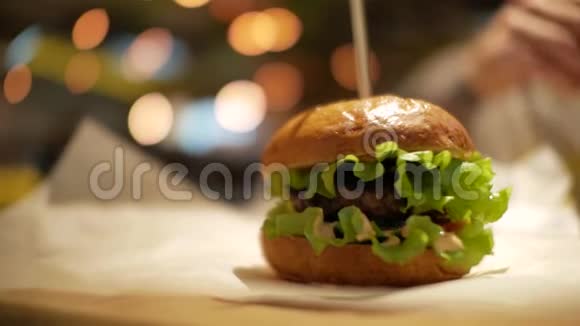 羊皮纸桌子上的经典汉堡快餐店视频的预览图