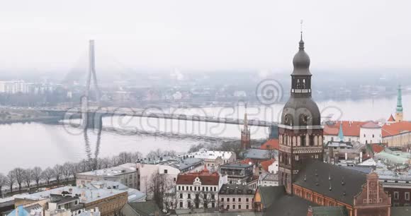 拉脱维亚里加城市景观的顶级景观雾中的万苏桥和里加多姆大教堂雨天视频的预览图