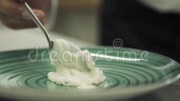 把盘子放在盘子上之前先用酱汁煮装饰盘子视频的预览图