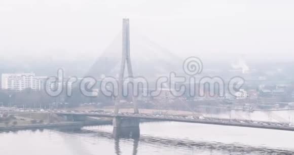 里加拉脱维亚城市景观俯视图雾蒙蒙冬日万苏桥和里加穹顶大教堂视频的预览图