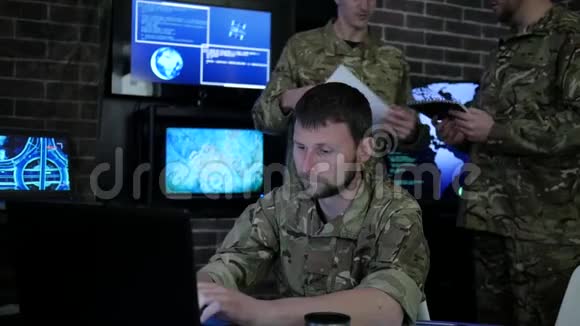 肖像战士男性在军事监控室视频的预览图