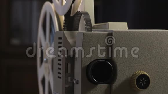 业余电影院投影仪为8mm胶片1960年代1970年代1980年代家庭影院电影超级8录像夹4k视频的预览图