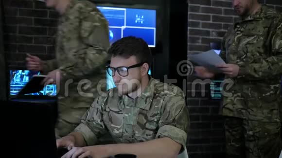 身着制服的微笑士兵肖像总部网络视频的预览图