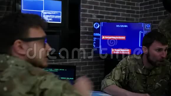 穿制服的严肃士兵在战地指挥部网络战争视频的预览图