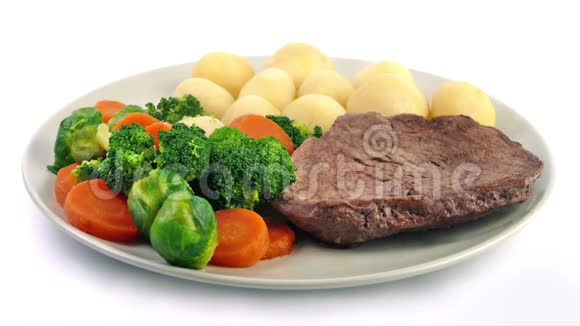 吃牛肉土豆和蔬菜视频的预览图