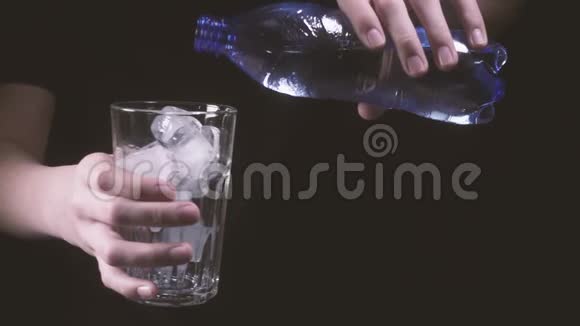 一个少年从瓶子里倒水慢动作视频的预览图