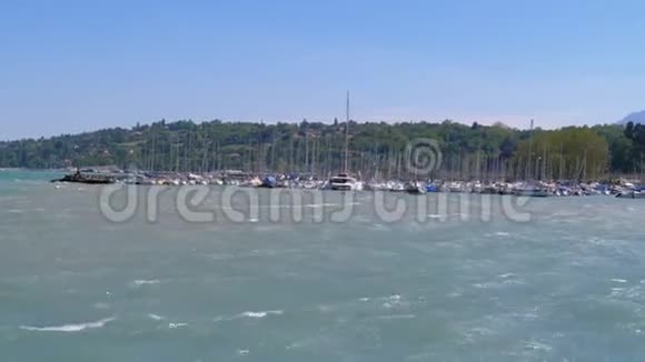 日内瓦堤岸配有停泊的游艇和游艇视频的预览图