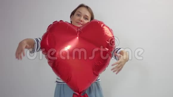 高加索女人抱着一颗巨大的红心视频的预览图