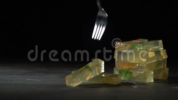 叉子慢慢地捏着一块果冻视频的预览图