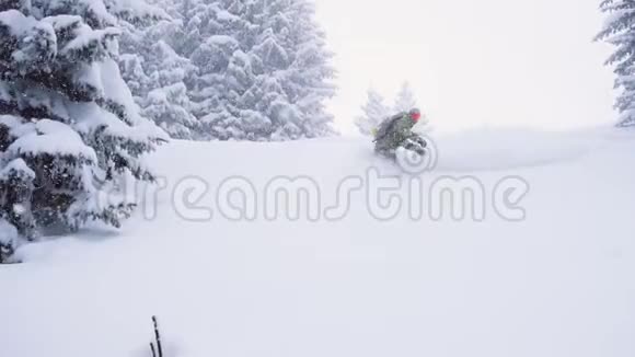 滑雪者骑深粉雪慢运动雪板雕刻在新鲜的雪提供极限免费乘坐滑雪板乘坐新鲜的视频的预览图