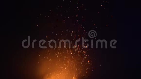 火堆燃烧的女巫树枝篝火火焰视频的预览图