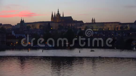 布拉格的黄昏圣维特大教堂的景色视频的预览图